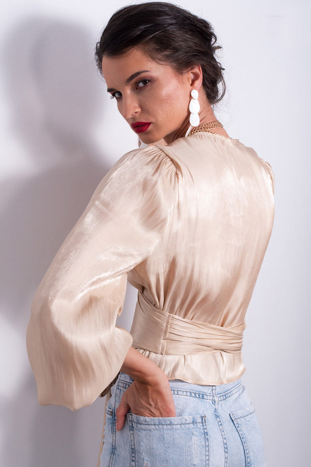 O bluza eleganta, dintr-un material satinat si cu manecile bufante. Potrivita pentru a fi purtata la o ocazie speciala sau intr-o seara romantica. have to have, trebuie sa ai